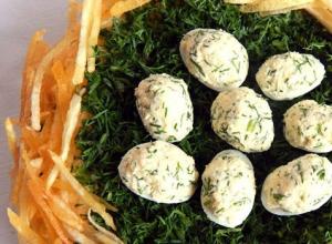 Салат «Гнездо глухаря» - слоеная закуска в необычном оформлении Классический рецепт салатной закуски «Гнездо глухаря» с капустными листами