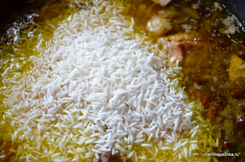 Рис кинули. Как варить золотистый рис. Черный рис после варки. Как варить длиннозерный рис для плова. Сколько варится рис в плове по времени